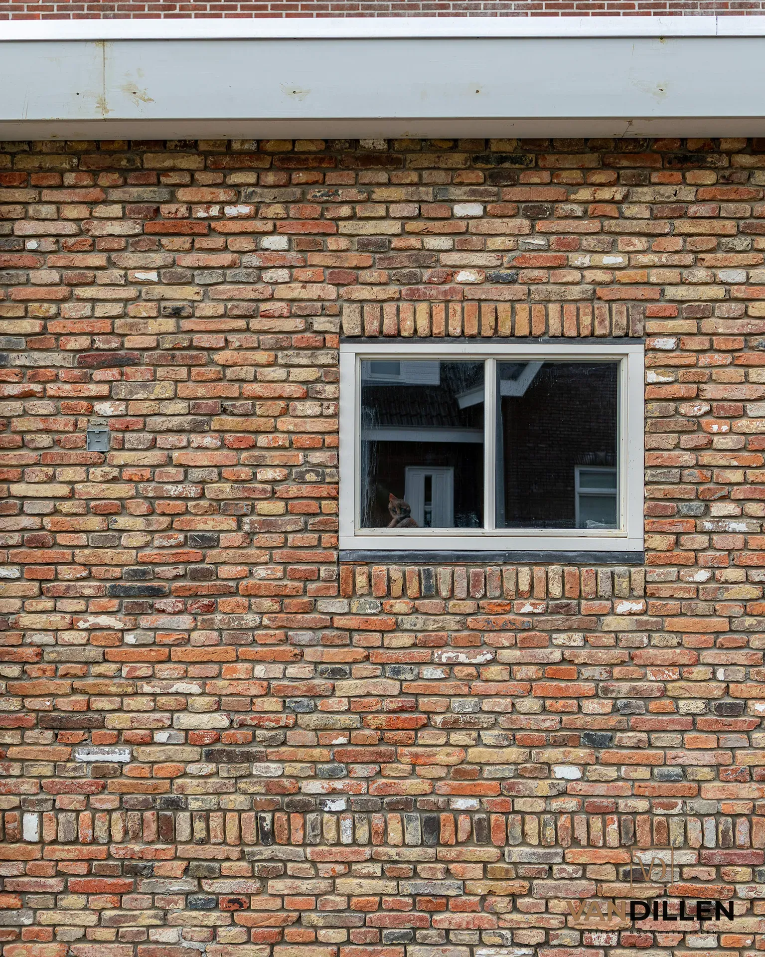 Alte Handformziegel in dunklen nuancierten Tönen