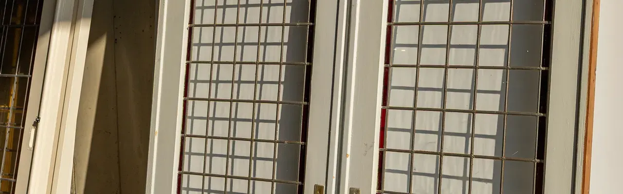 Portes coulissantes intérieures anciennes avec vitraux