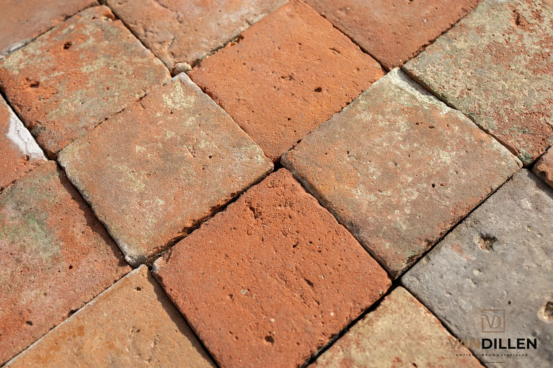 Carreaux anciens en terre cuite débarrassés de leur mortier, aux nuances claires françaises