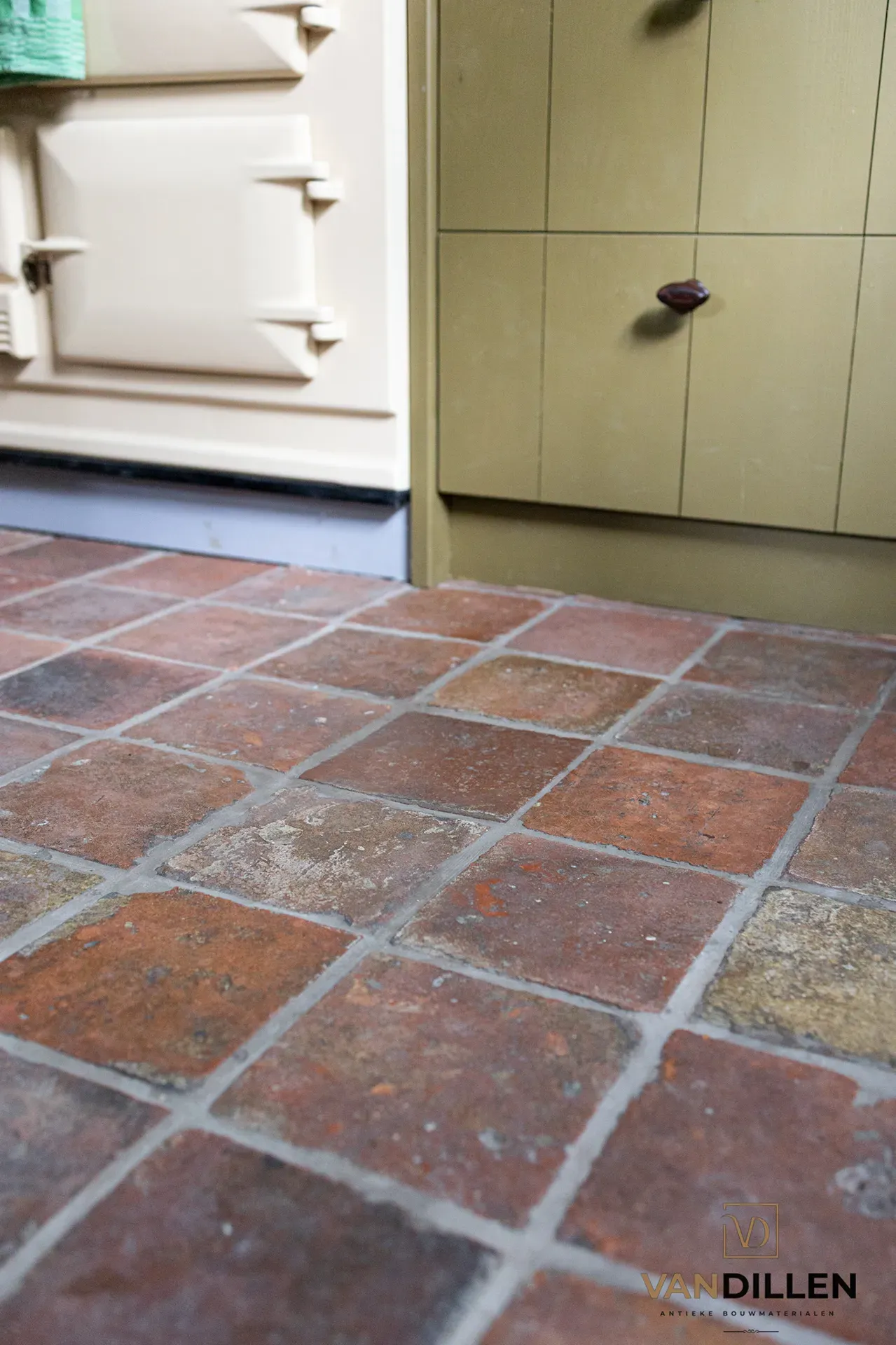 Oude Franse estriken plavuizen in landelijk interieur Middelstum