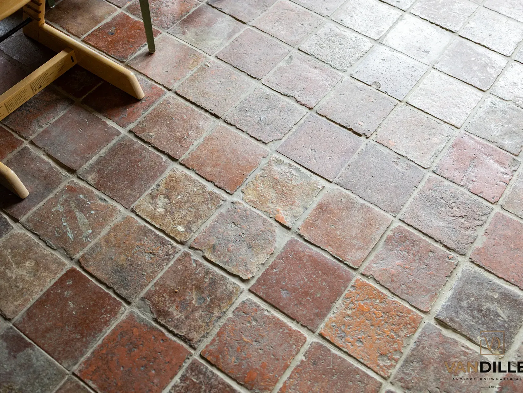 Oude Franse estriken plavuizen in landelijk interieur Middelstum