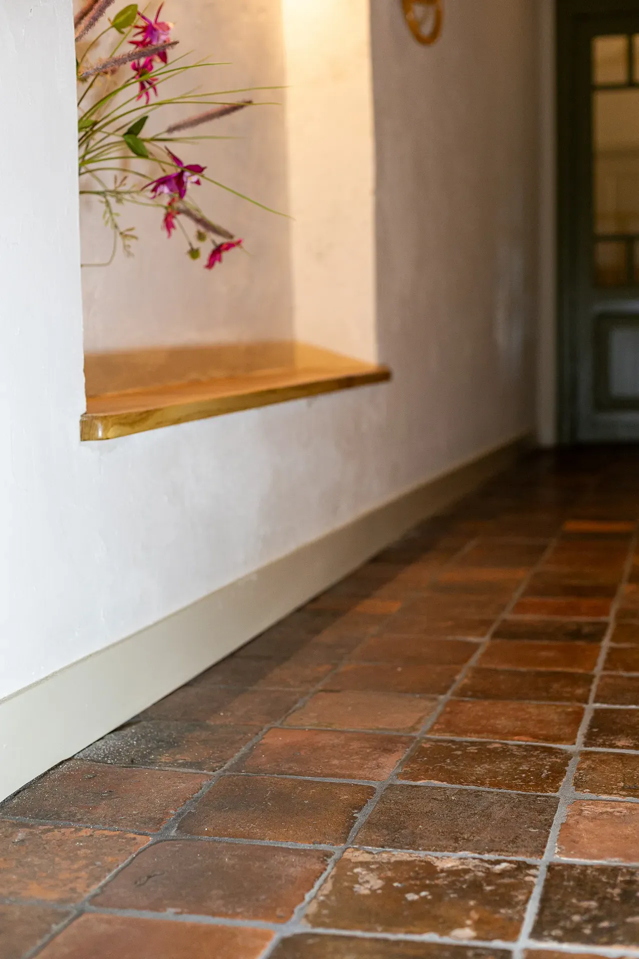 Oude geglazuurde plavuizen in gang of keuken old antique floor tiles