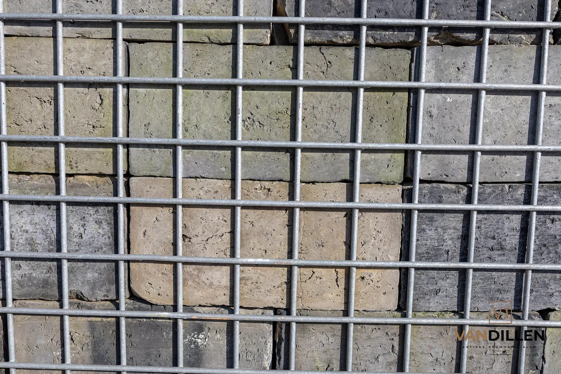 Carreaux de sol anciens en terre cuite nuancés, cuits en réduction, de format allongé