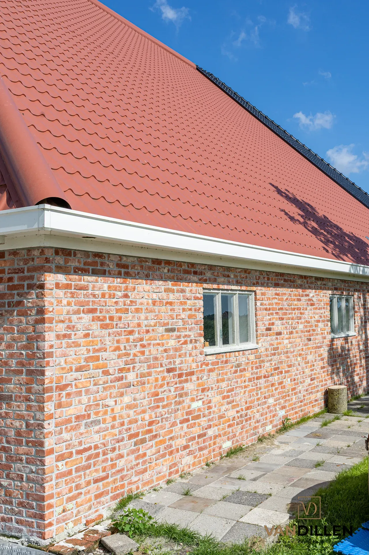 Oude rode vormbakstenen met kalknuance in Nijland