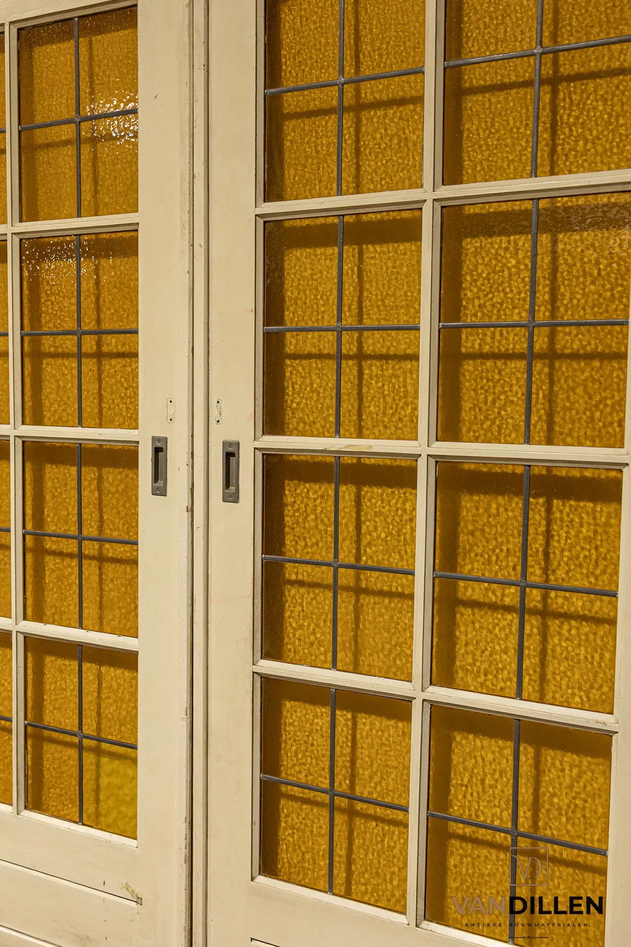 N° 24, portes coulissantes anciennes avec vitraux et petits-bois