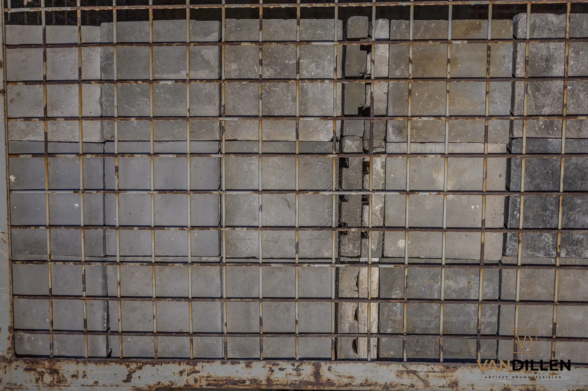 Carreaux de sol anciens dans une entrée ou une salle de bains