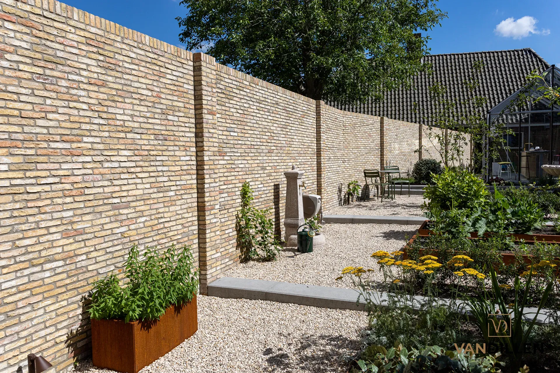 Petites briques jaunes frisonnes anciennes comme mur de jardin en Frise