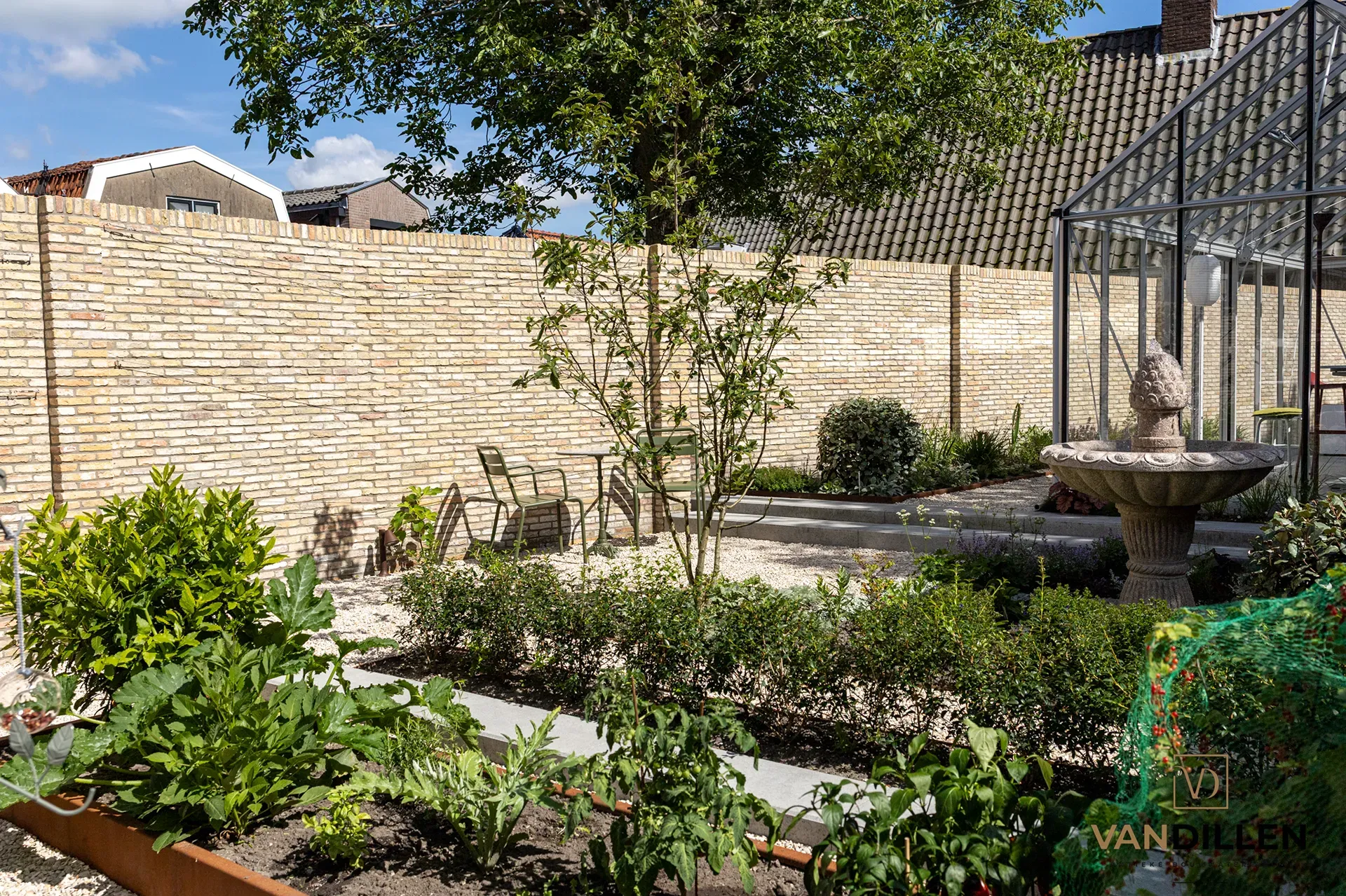 Petites briques jaunes frisonnes anciennes comme mur de jardin en Frise