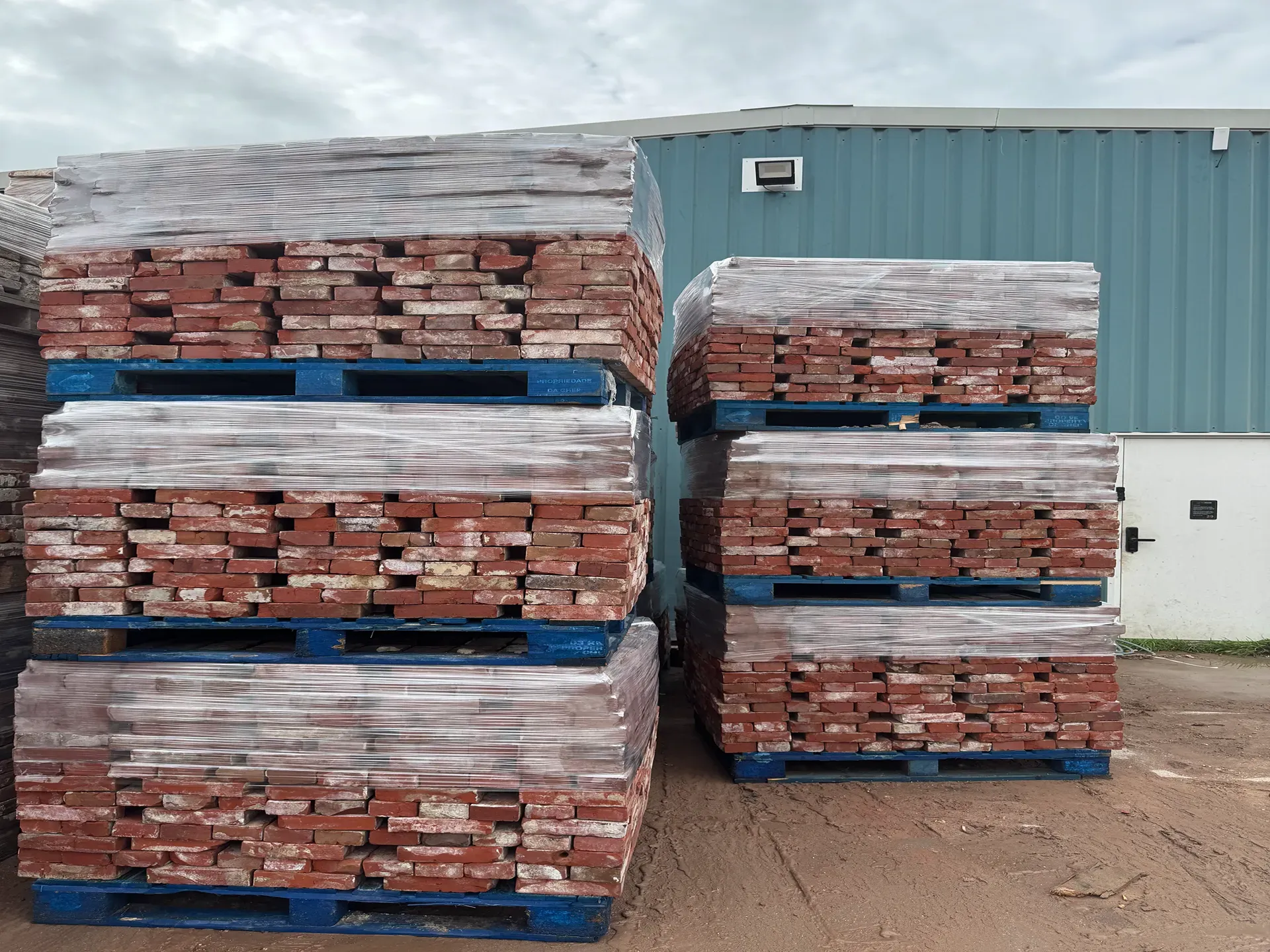 Red smooth Groningen bricks, 21 x 5, with flamed tones