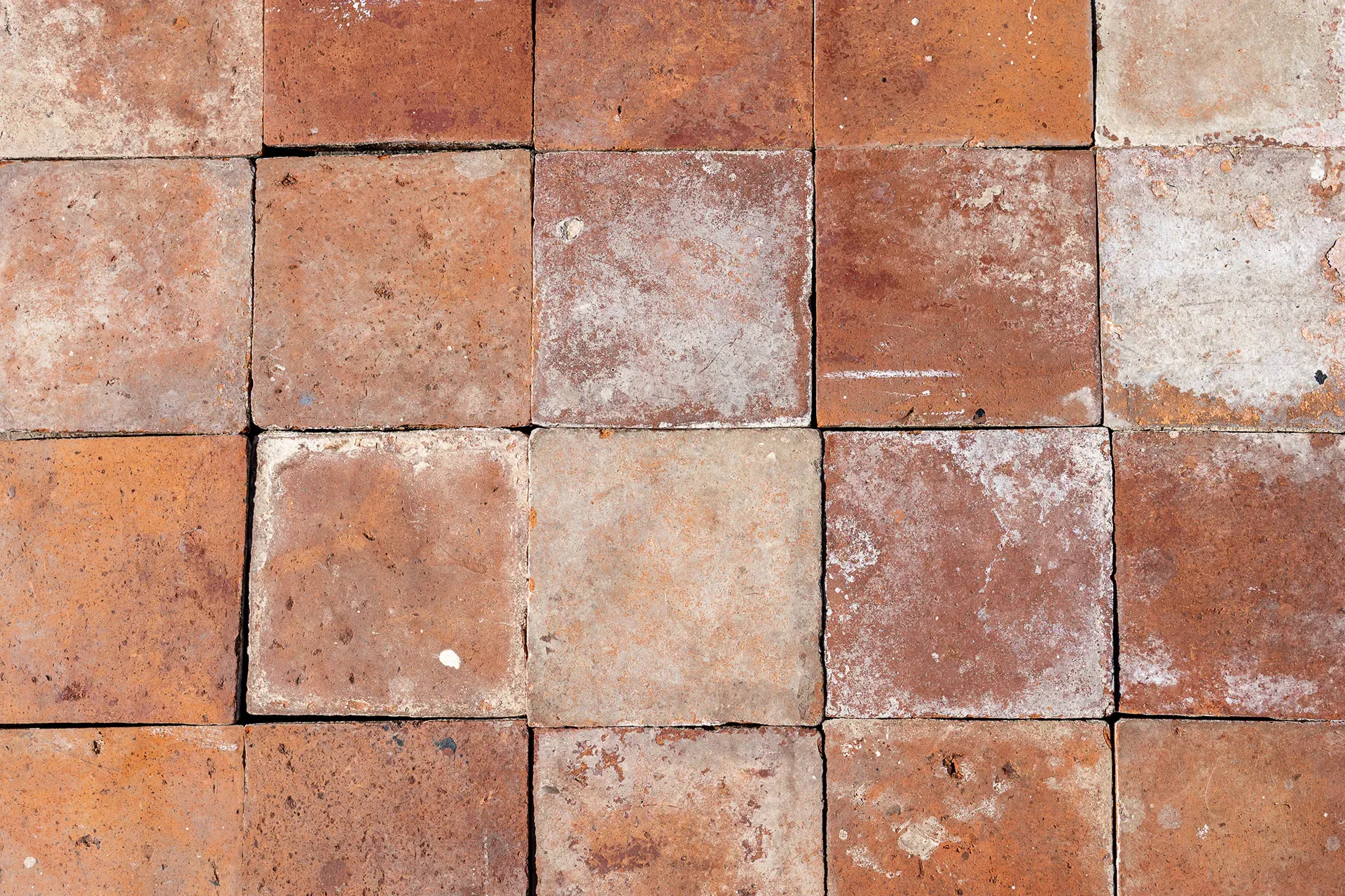 Carreaux de sol anciens aux nuances rouges