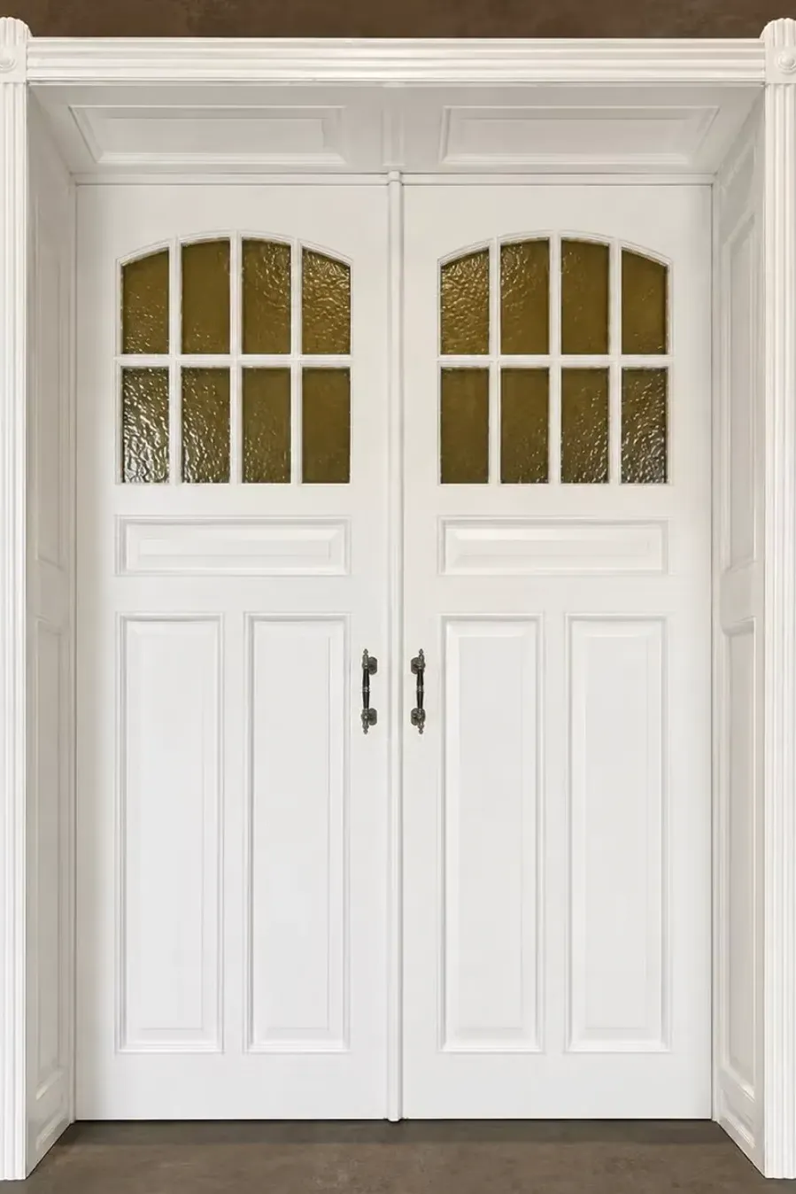 Ensemble de hautes portes coulissantes intérieures anciennes avec habillage, encadrement et moulure décorative