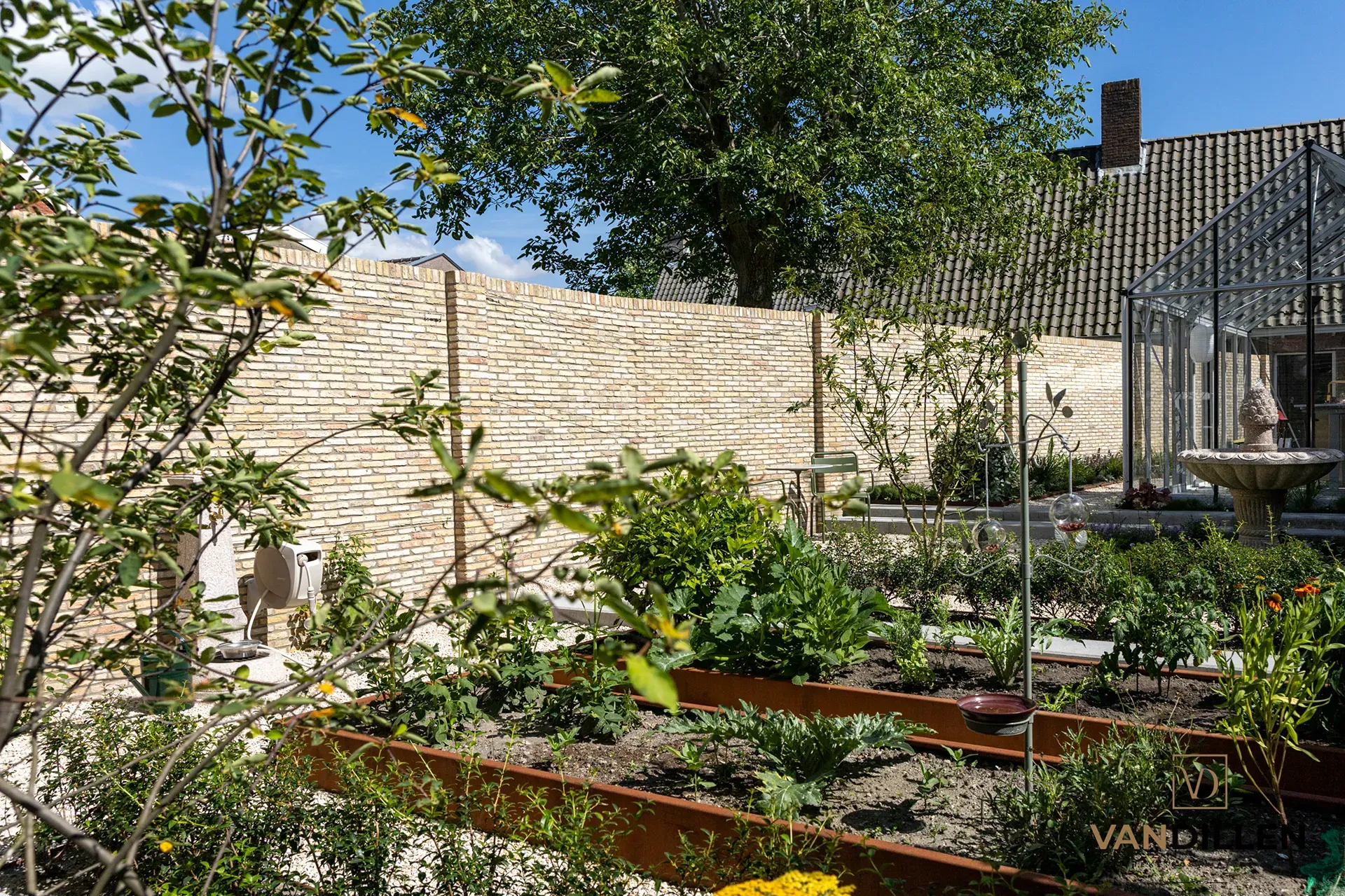 Small-format old Frisian yellow bricks as a stylish garden wall in Friesland