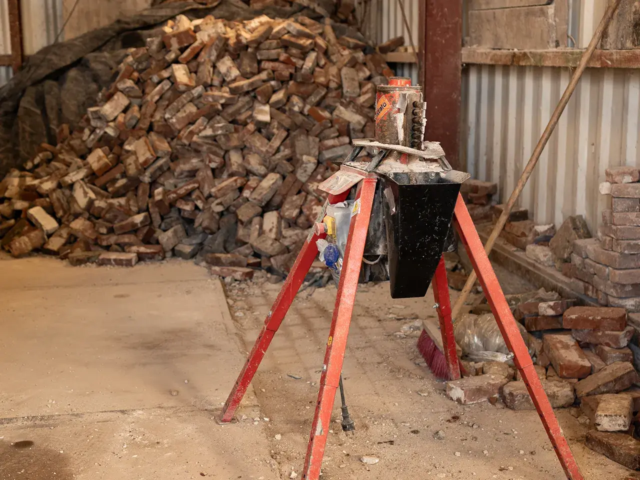 Removing mortar from reclaimed bricks