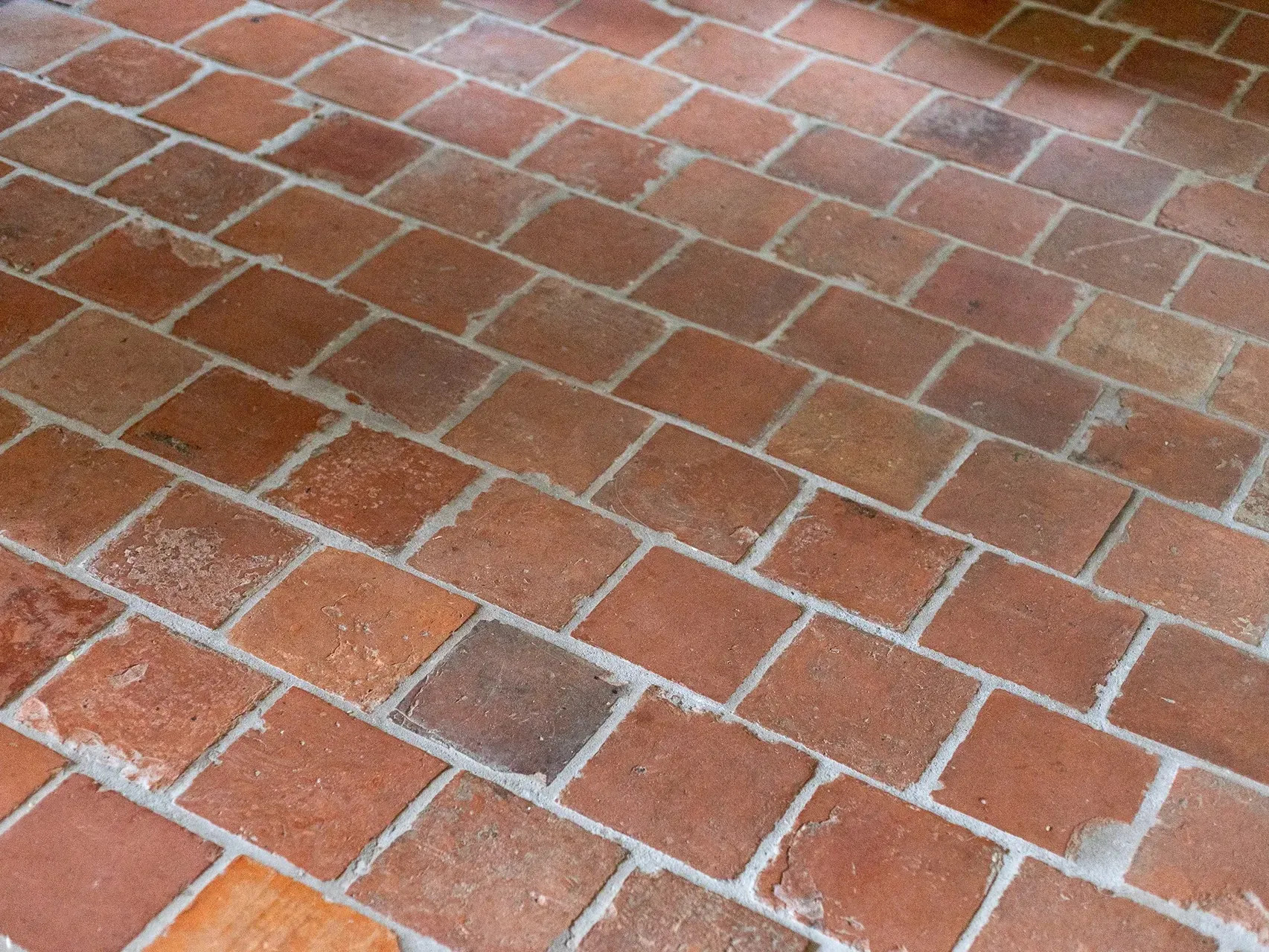 Sol réalisé avec des carreaux de récupération