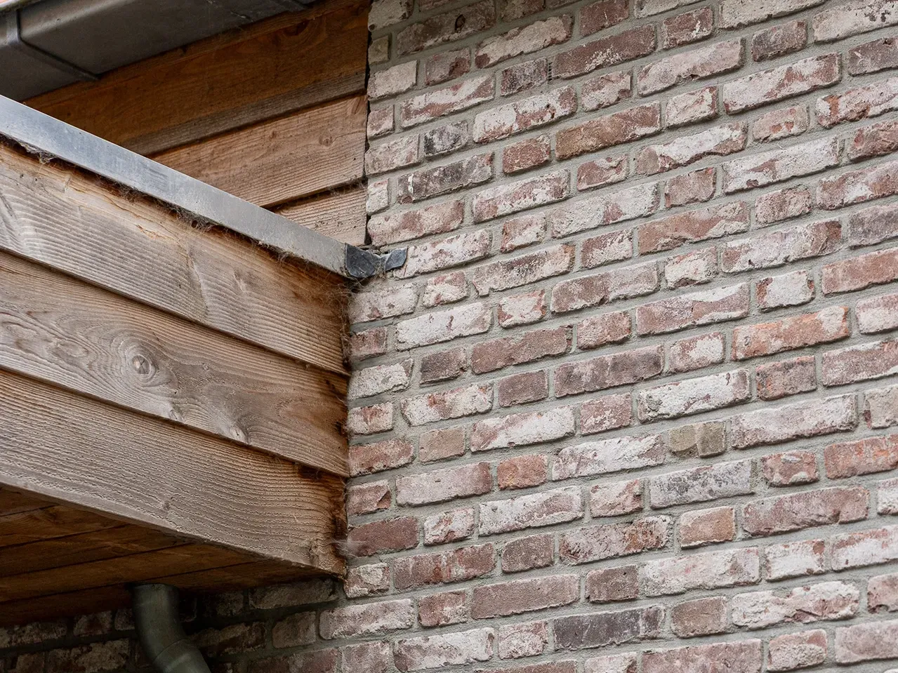 Vocht in de muren van een oud huis: oorzaken en oplossingen