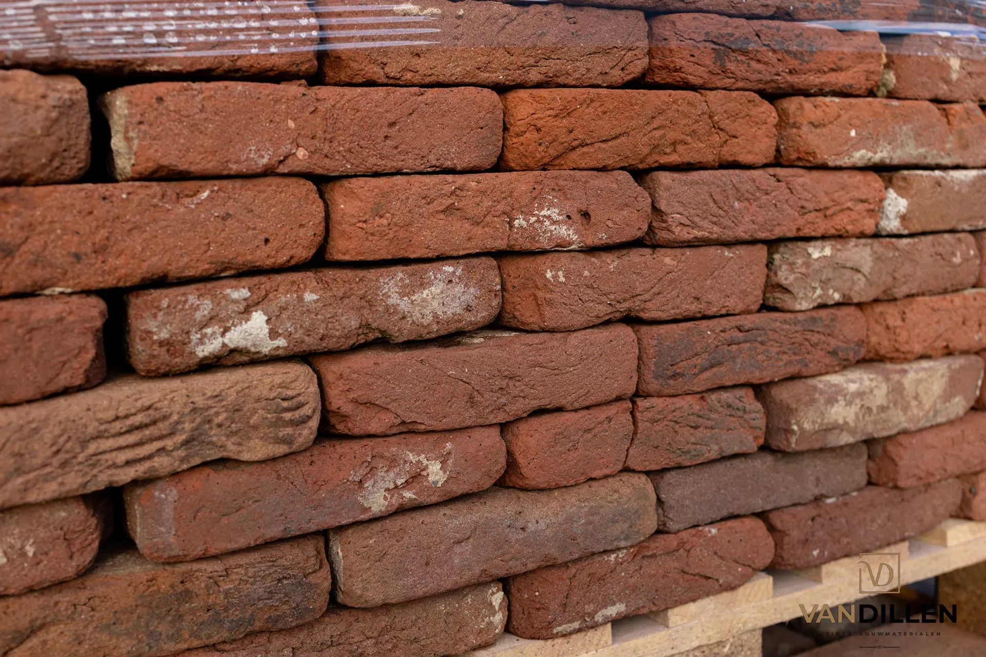 Good-quality batches of antique bricks cleaned of mortar