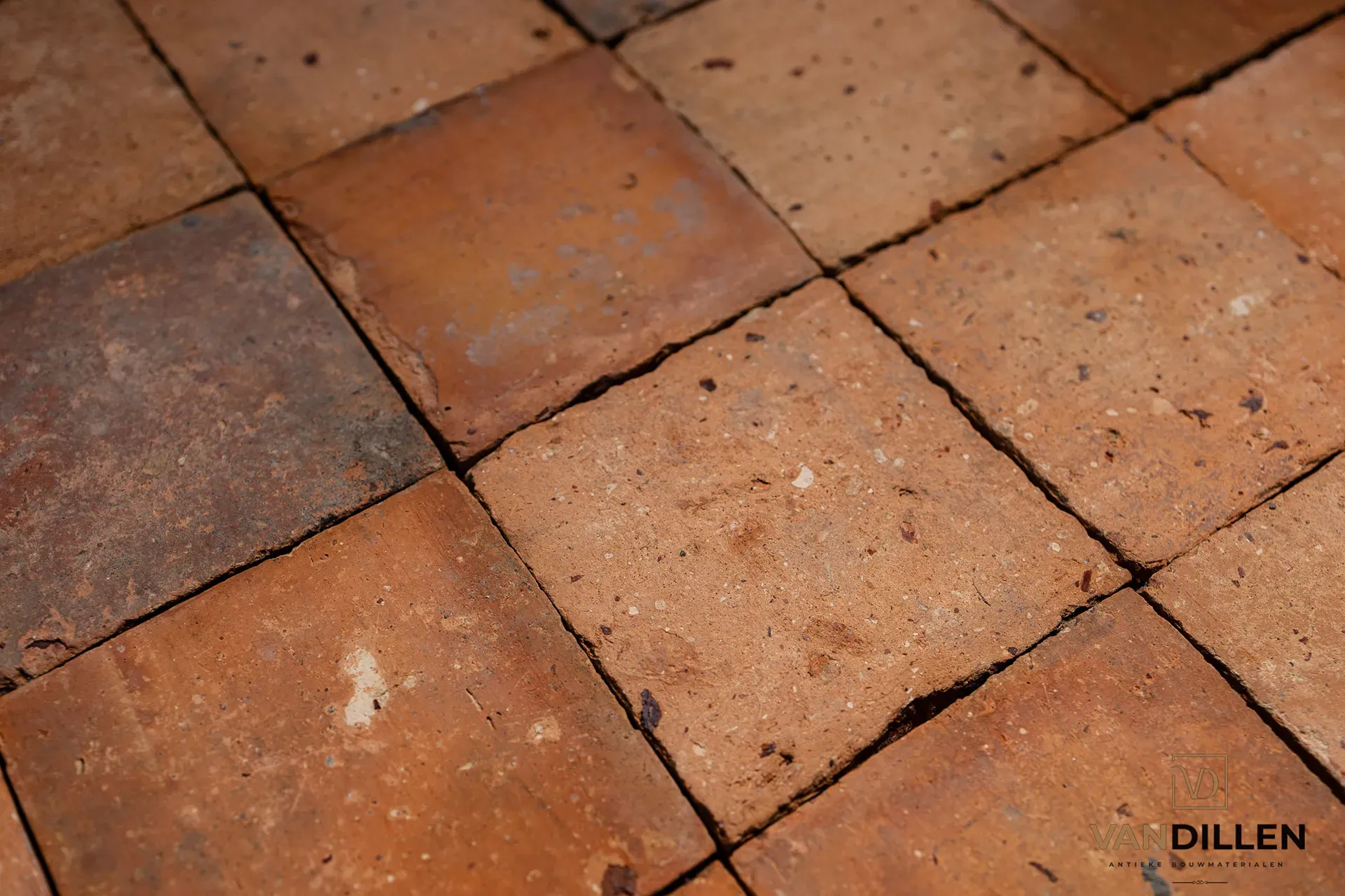 Carreaux de sol français anciens aux nuances saumon et jaunes