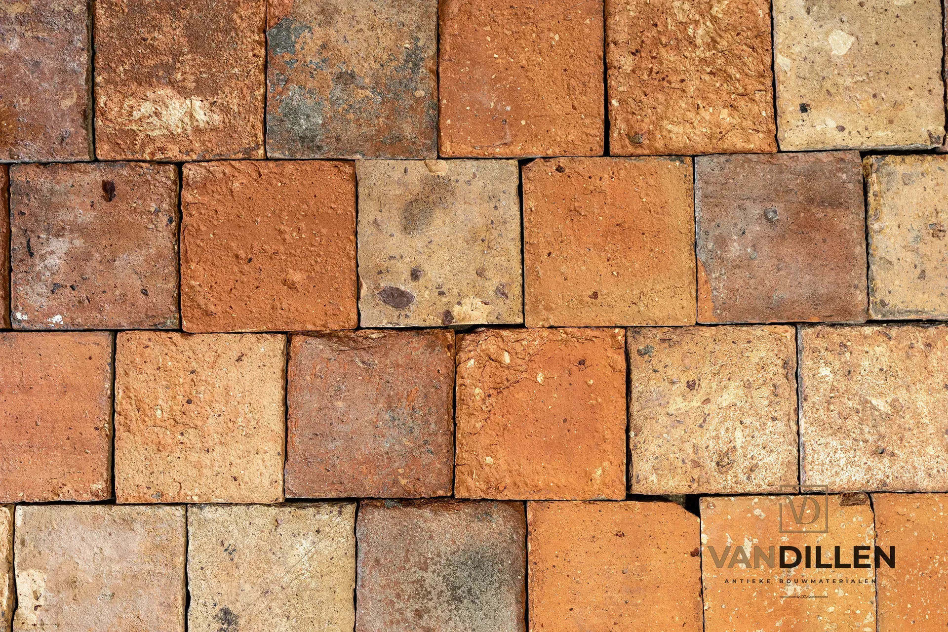 Carreaux de sol anciens aux nuances saumon