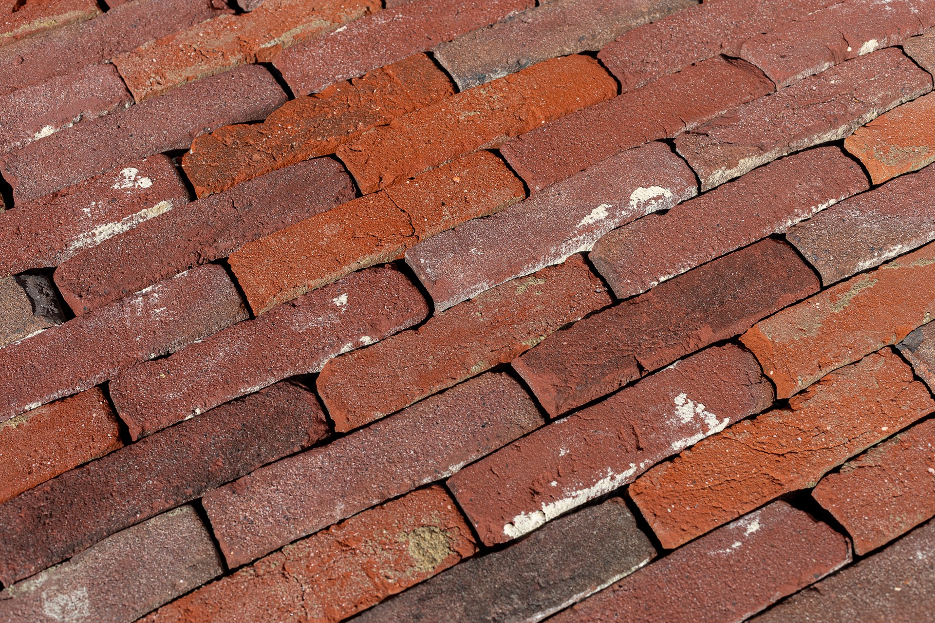 antieke gevelstenen rood paars