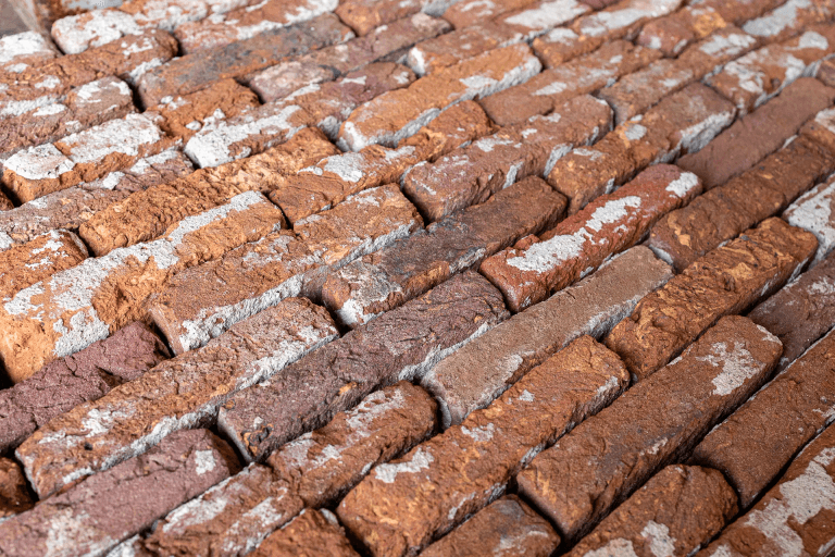 gebikte rijntjes bruin rood